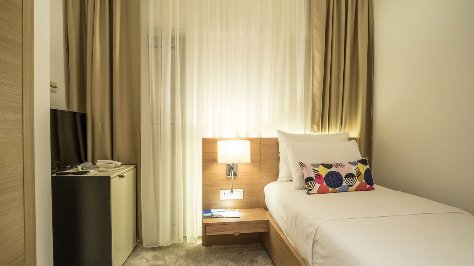 rooms-single-room-atrium-view