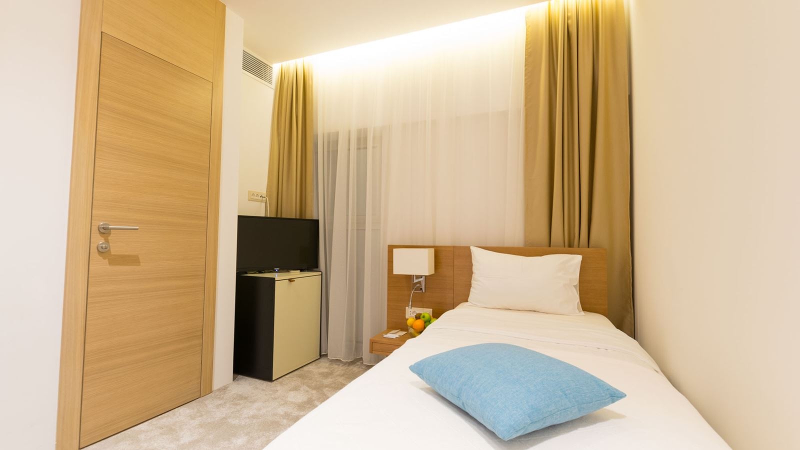 rooms-single-room-atrium-view