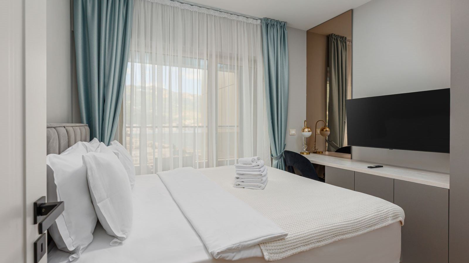 rooms-sea-view-skyline-onebedroom-apartment-with-terrace