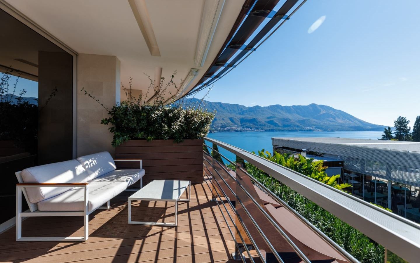 rooms-three-bedrooms-residence-sea-view-sunny-hill-line