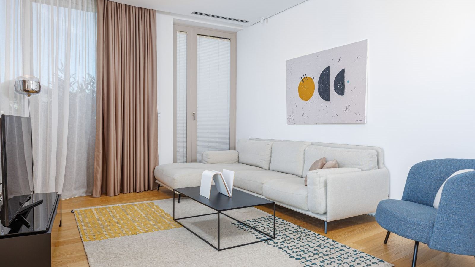 rooms-three-bedrooms-residence-sea-view-sunny-hill-line