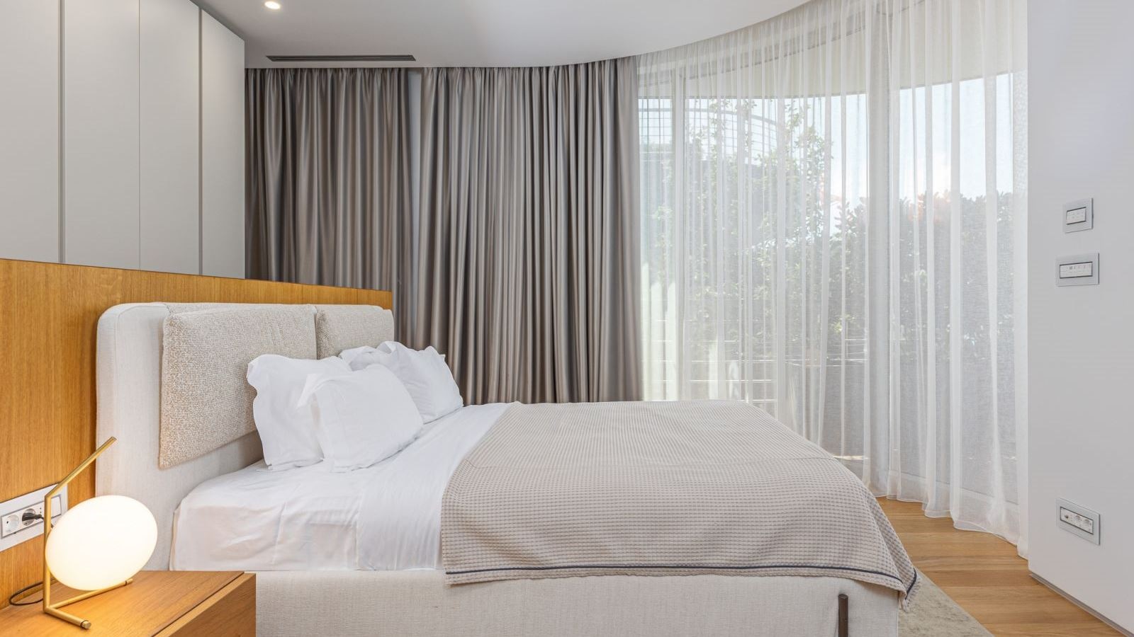 rooms-four-bedrooms-residence-garden-line