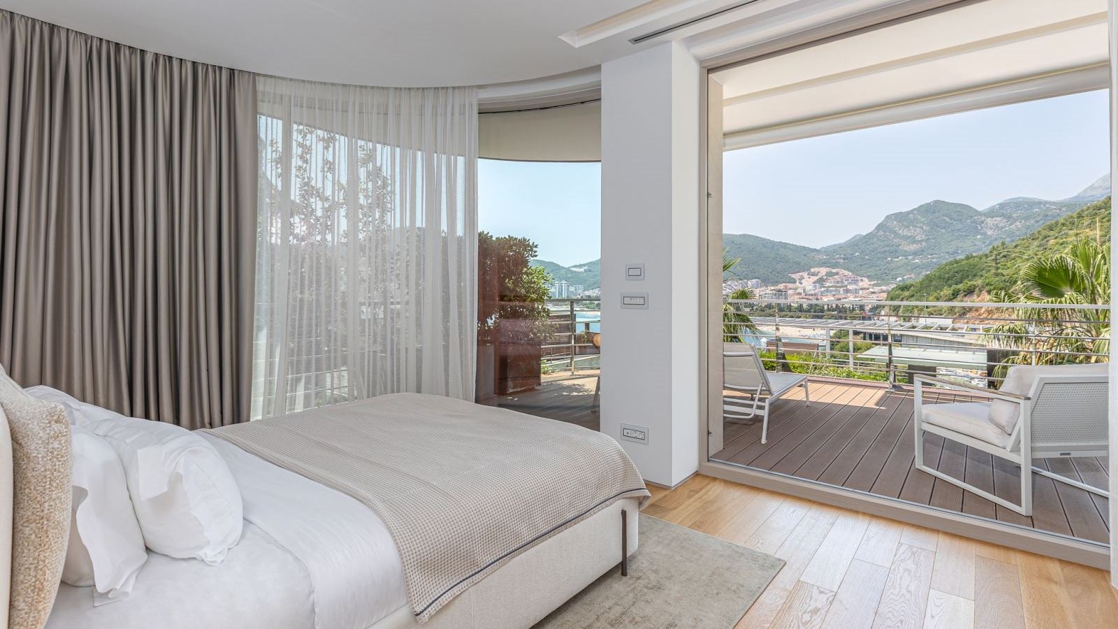 rooms-four-bedrooms-residence-garden-line