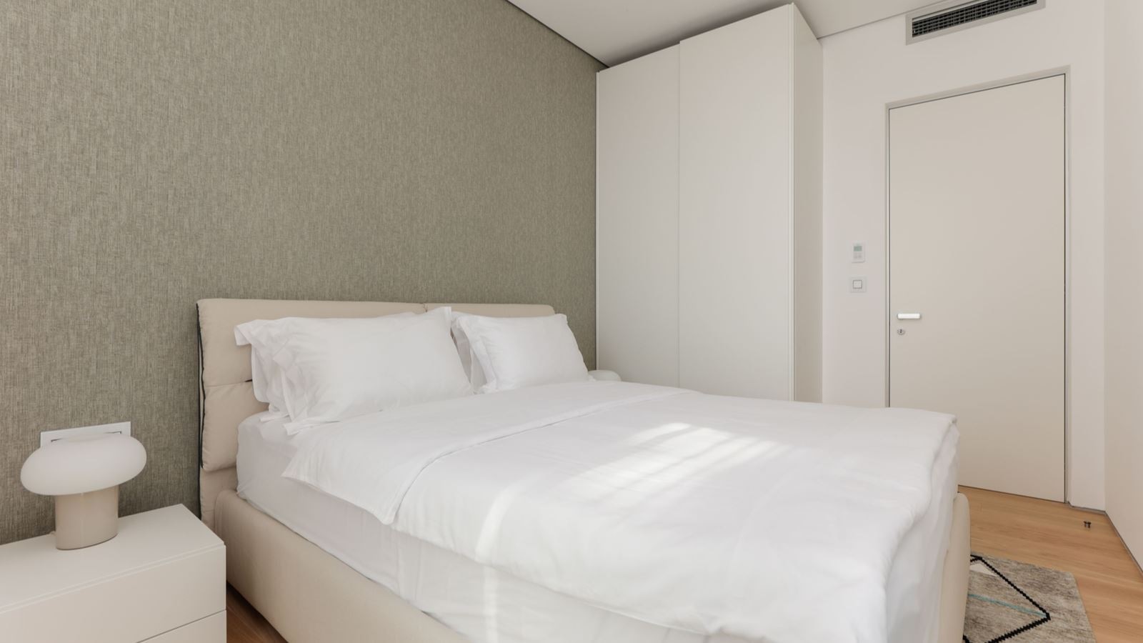 rooms-three-bedrooms-residence-garden-line