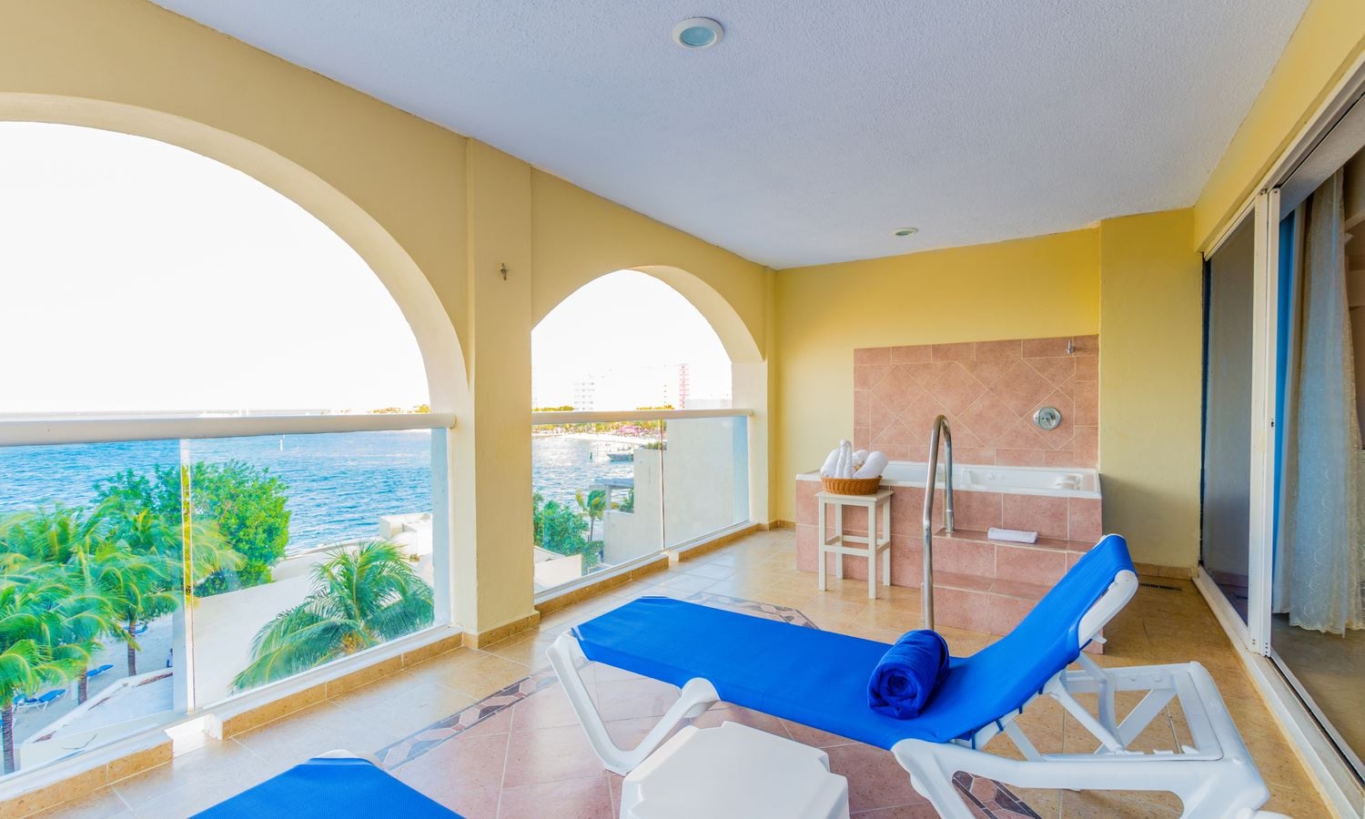 rooms-junior-suite-ocean-front-with-hot-tub