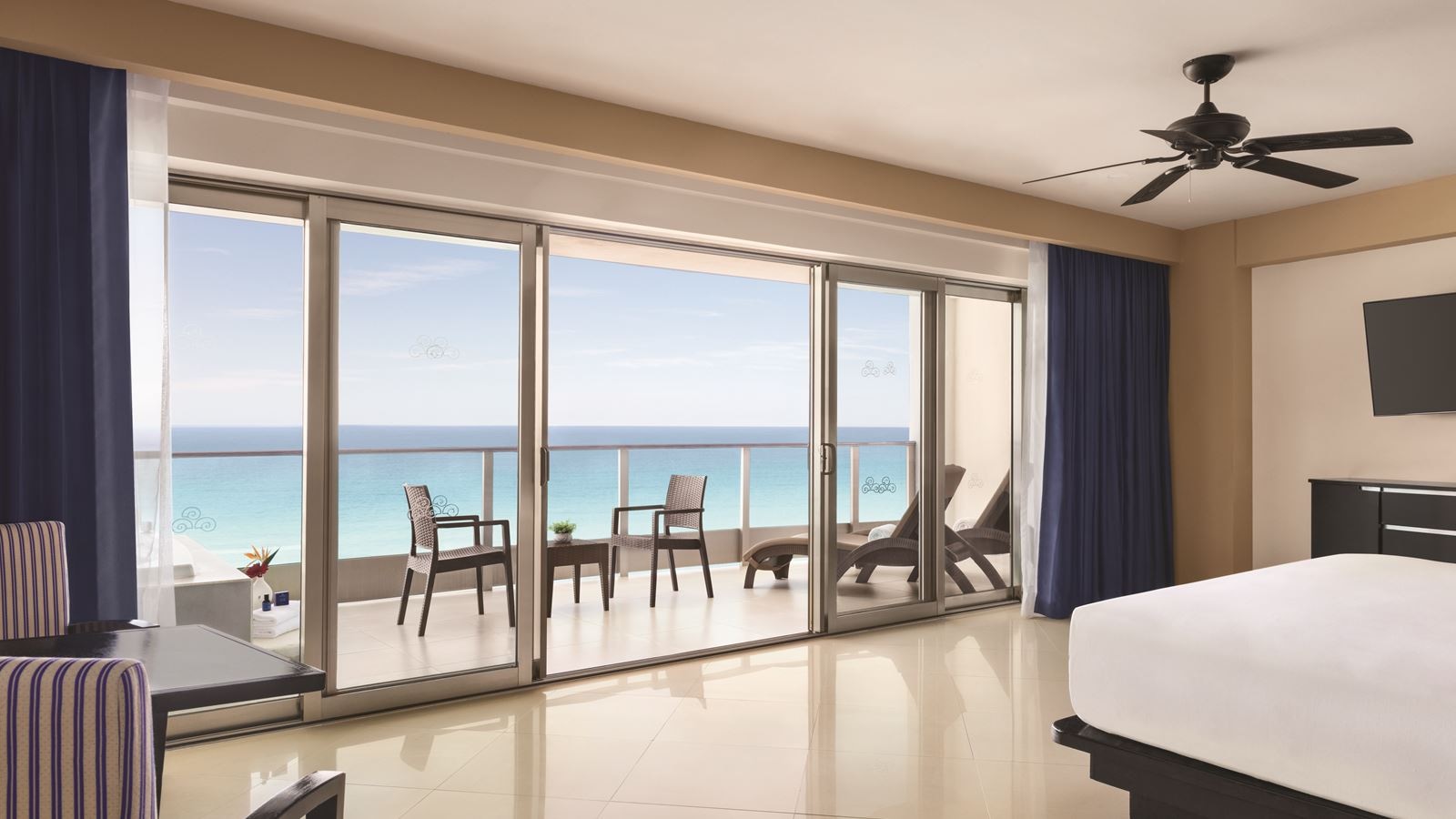 rooms-ocean-front-suite-king