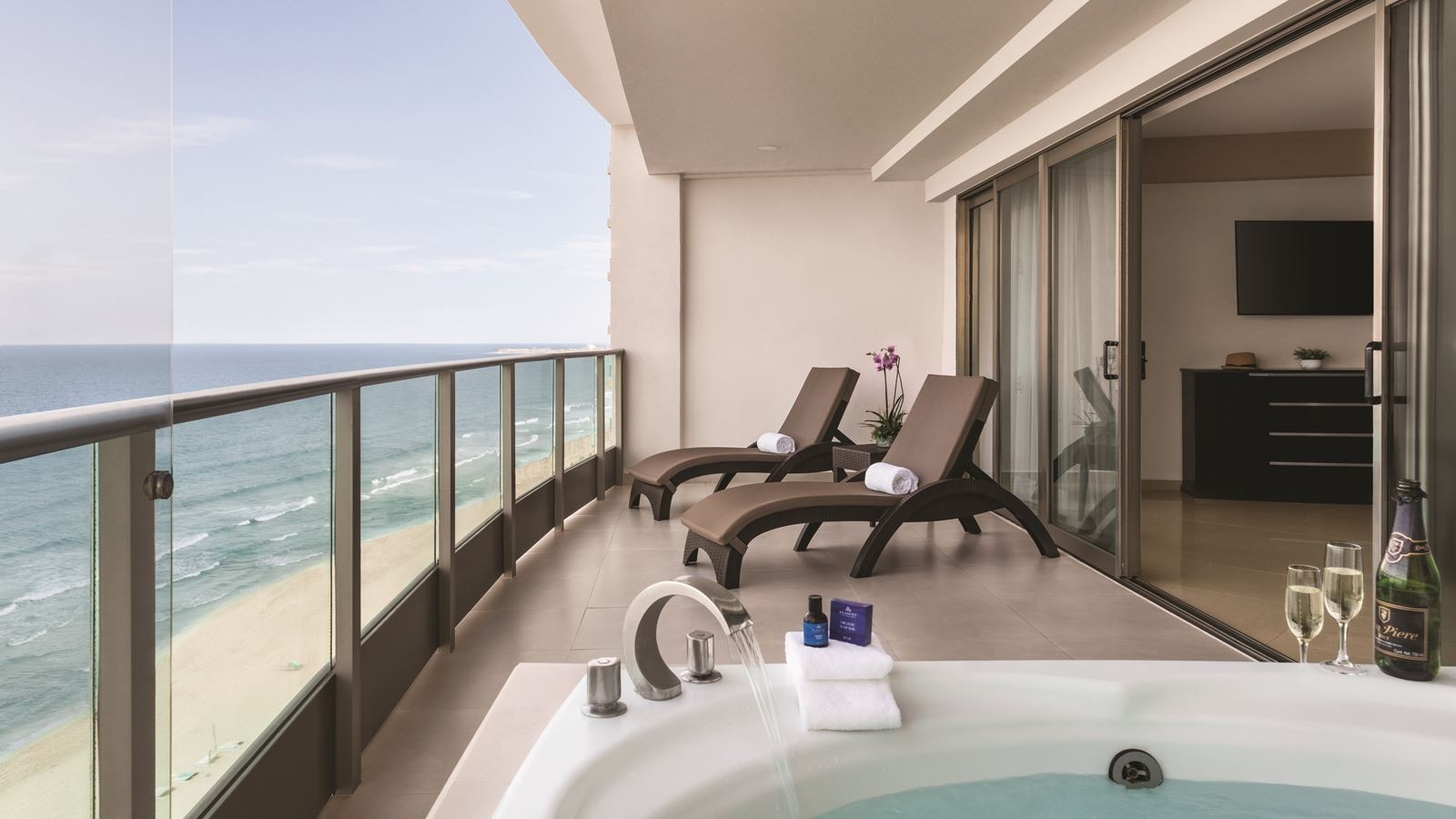 rooms-ocean-front-suite-king