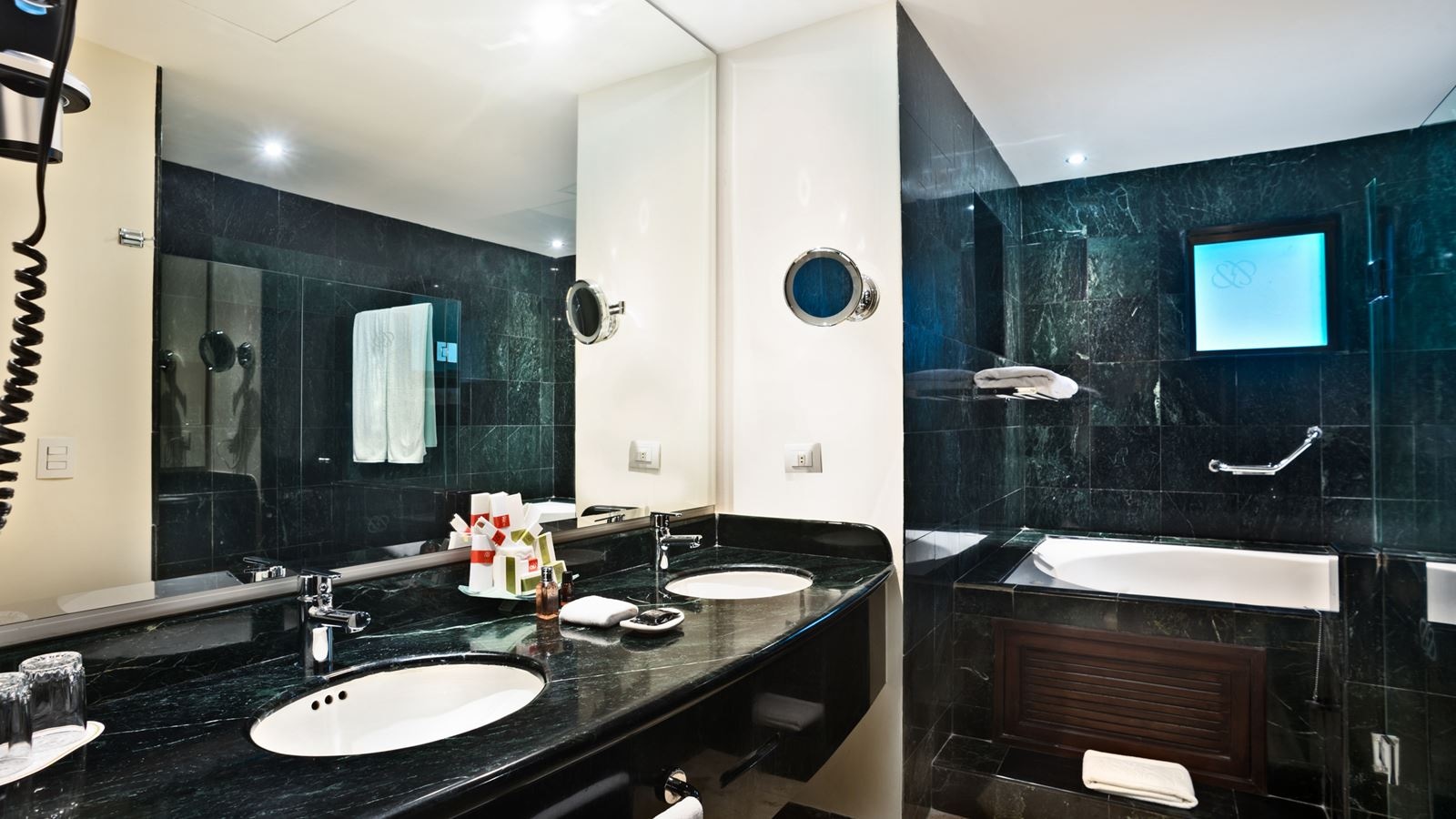 rooms-luxury-room-royal-level