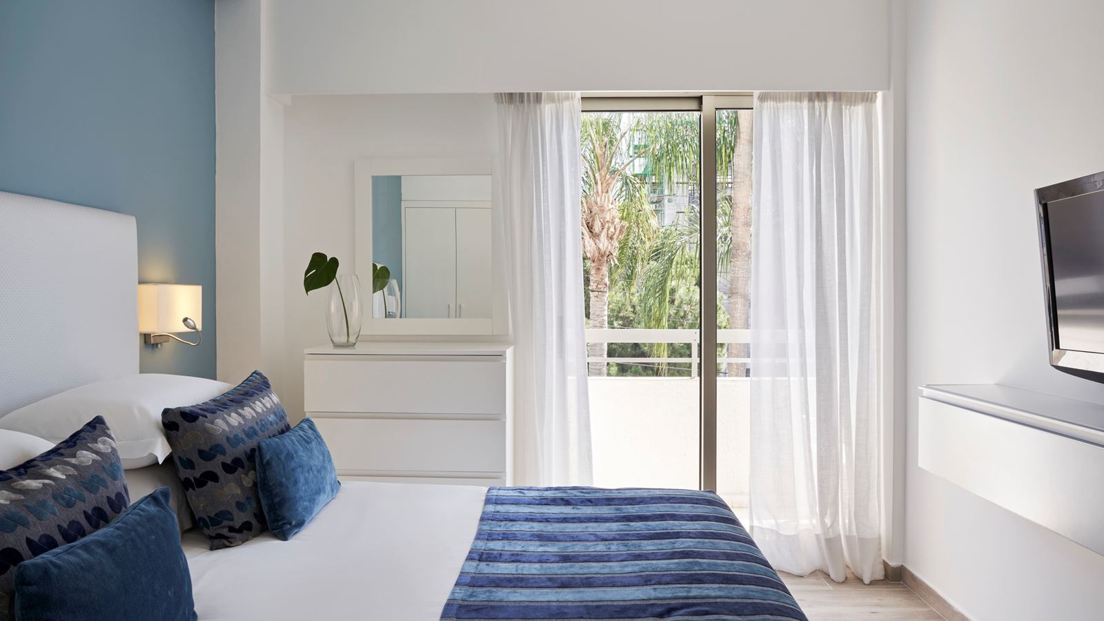 rooms-familysuite-balcony