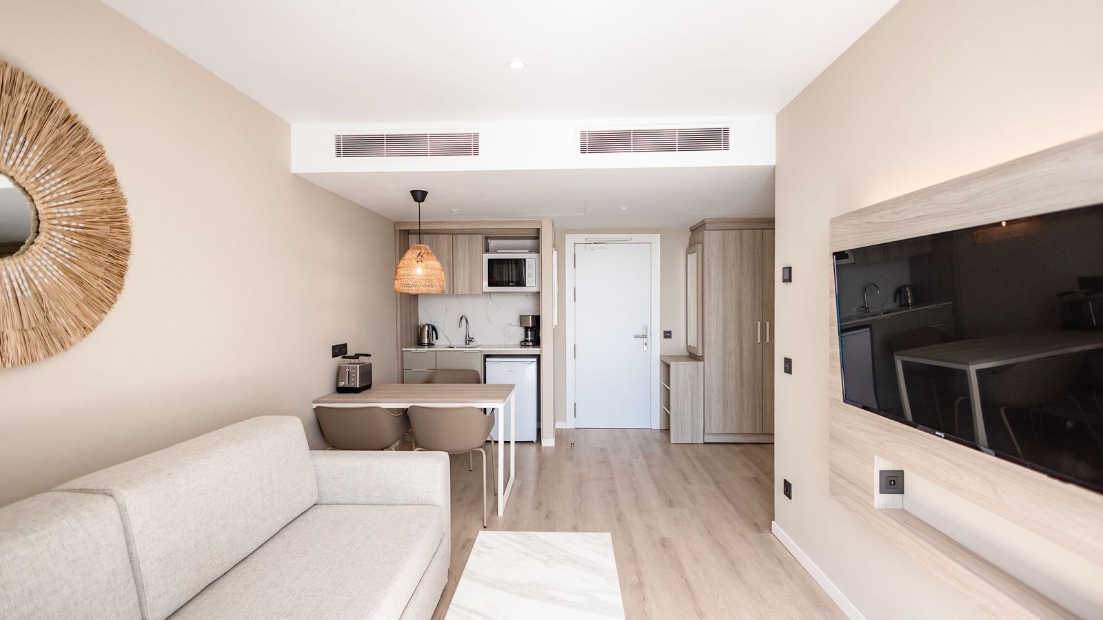 rooms-classic-junior-suite-with-limited-sea-view