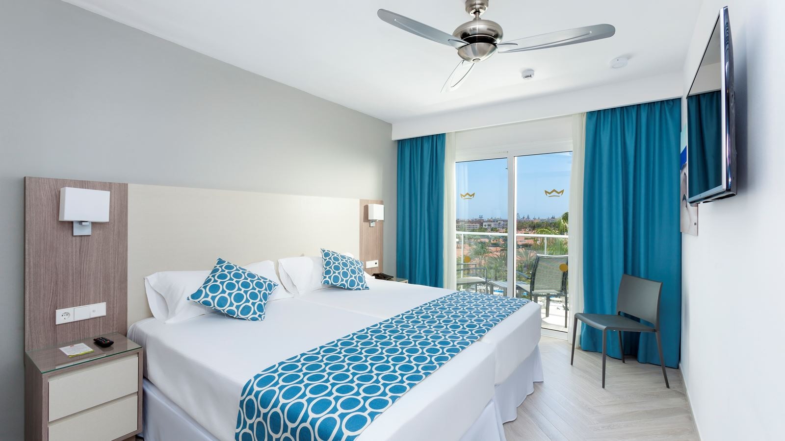 rooms-family-room-2-bedrooms-balcony-or-terrace